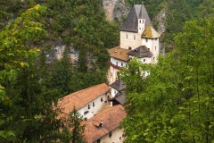Vista sul Santuario di San Romedio (TN) dal Cimitero Antico di San Romedio